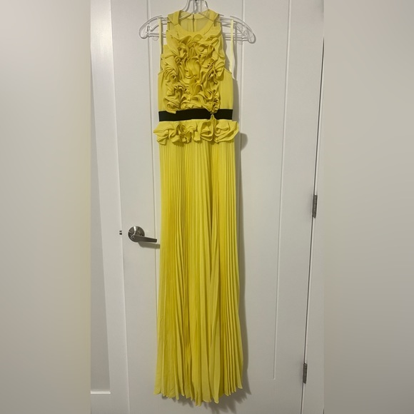 BCBG canary yellow raffle front dress with beautiful pleating - Picture 3 of 7